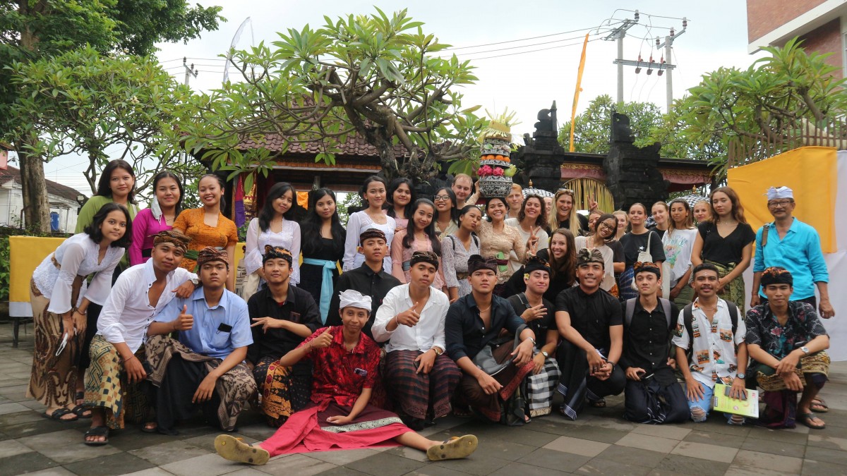 Students from the Warmadewa International Students Batch 12 Program are making Satai and Gebogan.