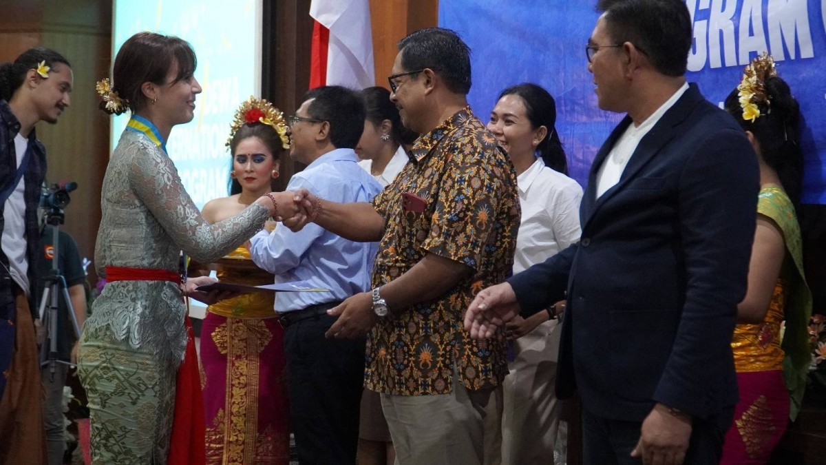 Faculty of Letters, Warmadewa University releases 46 Foreign Students Warmadewa International Program Batch 13