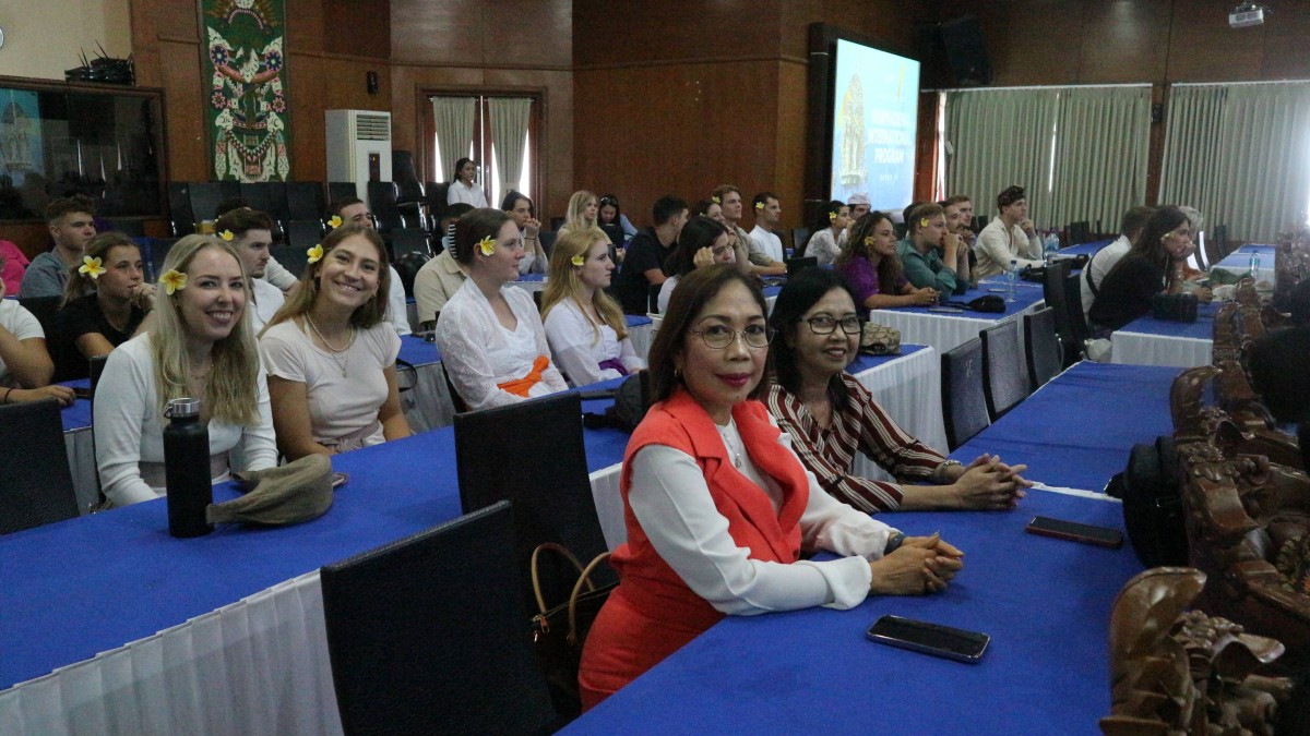 Faculty of Letters, Warmadewa University releases 46 Foreign Students Warmadewa International Program Batch 13