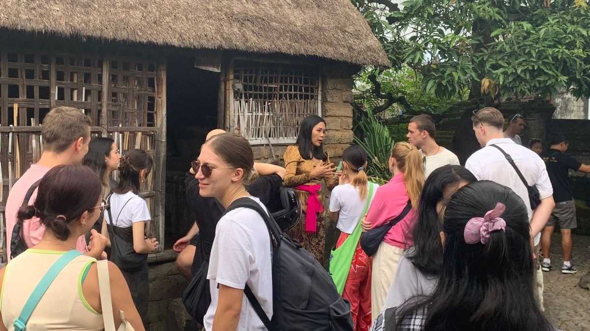 Students from the Warmadewa International Students Batch 13 Program are Visiting Traditional Balinese House in Batuan Sukawati Gianyar