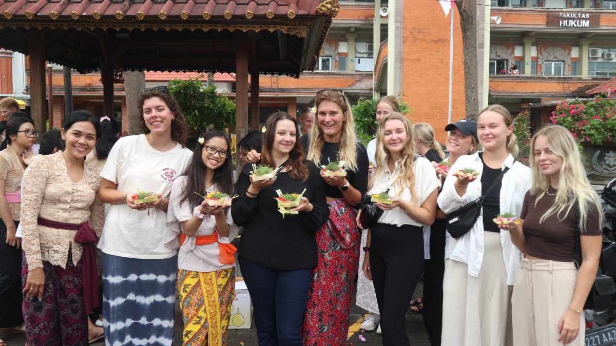 Students from the Warmadewa International Students Batch 12 Program are making Satai and Gebogan.